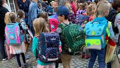 schulanfang-kinder-schulranzen-gruppe