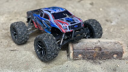 ferngesteuertes-auto-draussen